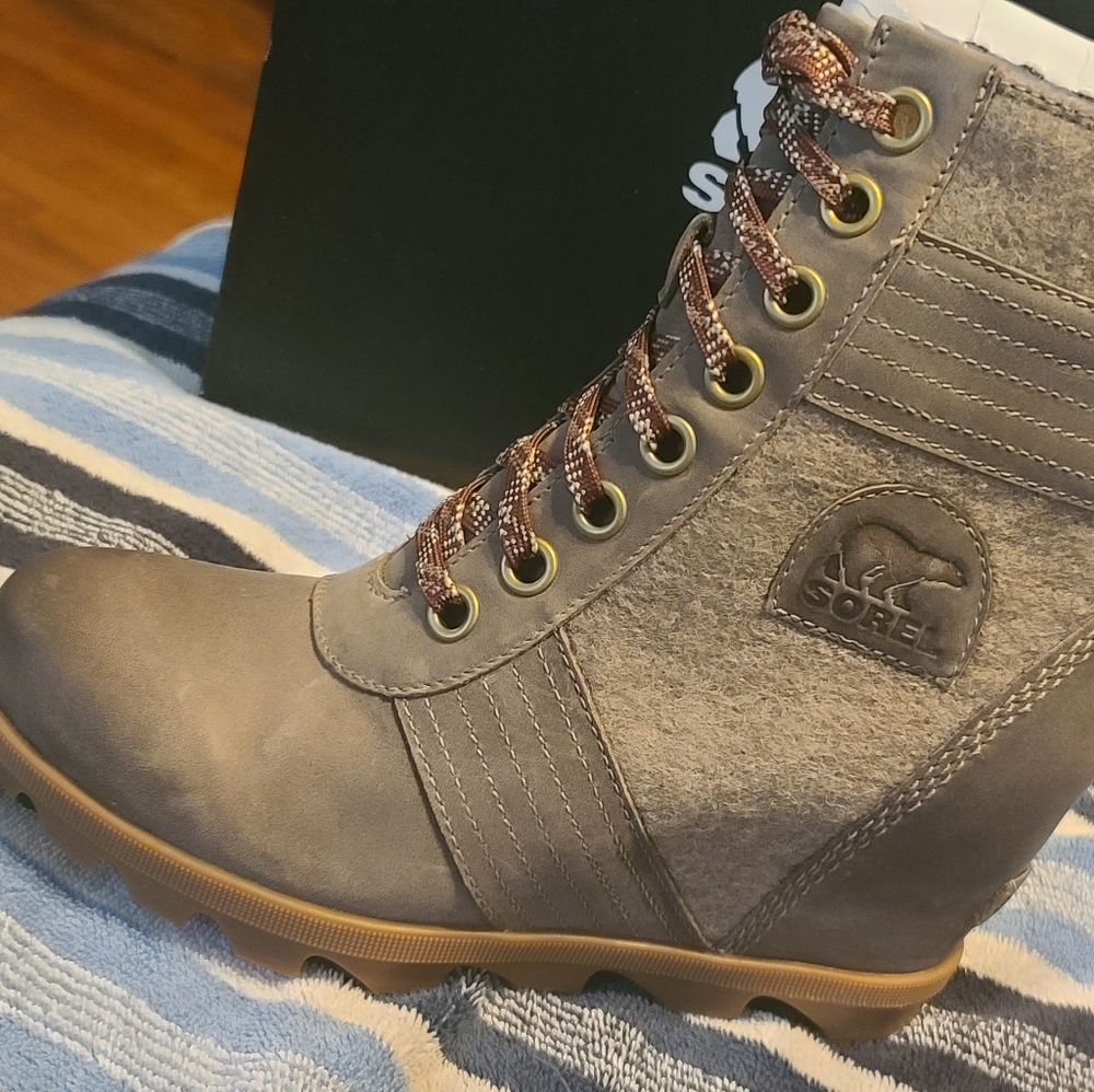 Sorel Boots - Picture 2 of 13